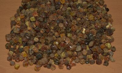 LOT nr. 30 – 20 kg de chihlimbar neprelucrat de diferite mărimi si culori.