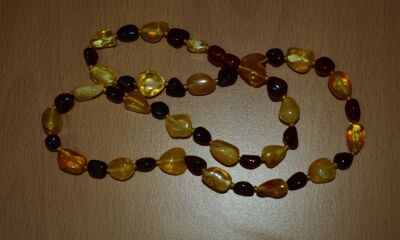 LOT 19 – 7,5 kg chihlimbar prelucrat de diferite mărimi si culori, a doua licitație