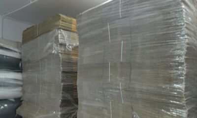 Stoc de marfă - cutii și role de carton