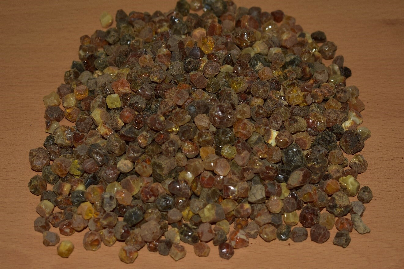 LOT nr. 30 – 20 kg de chihlimbar neprelucrat de diferite mărimi si culori.