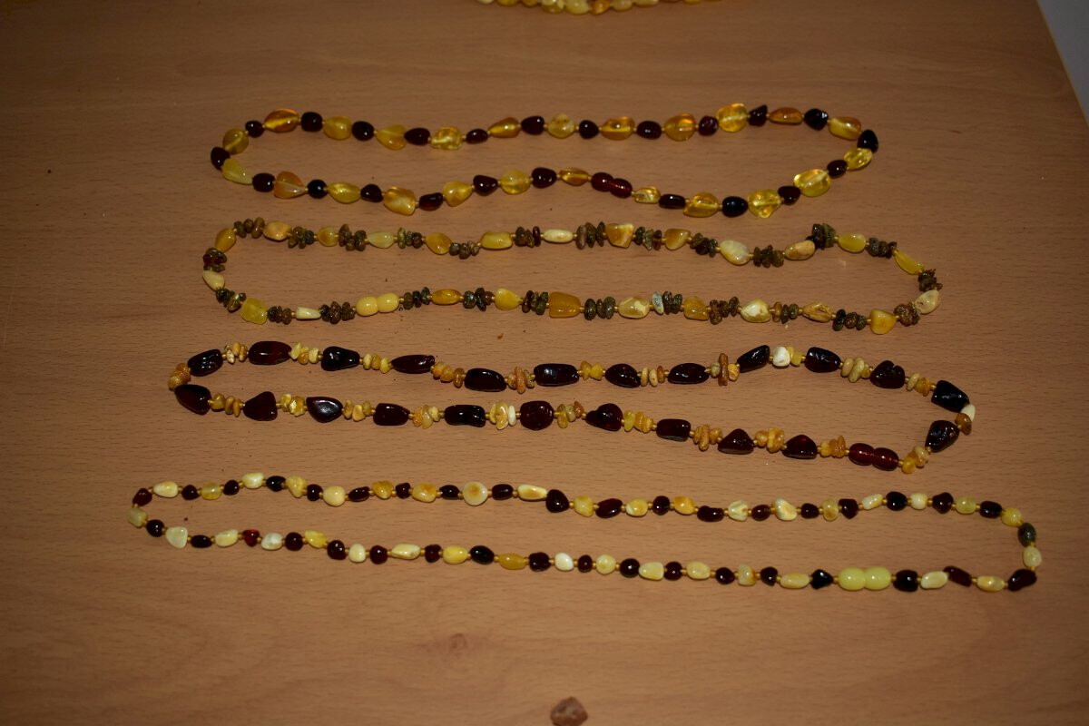 LOT nr. 23 – 4,60 kg de chihlimbar prelucrat de diferite mărimi si culori.