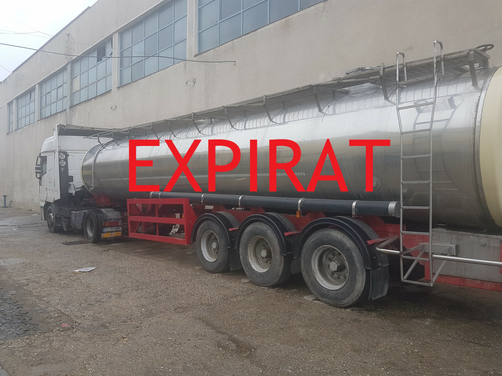 Ansamblu rutier compus din autoutilitară autotractor Iveco Magirus și semiremorcă cisternă Srema Butterfield