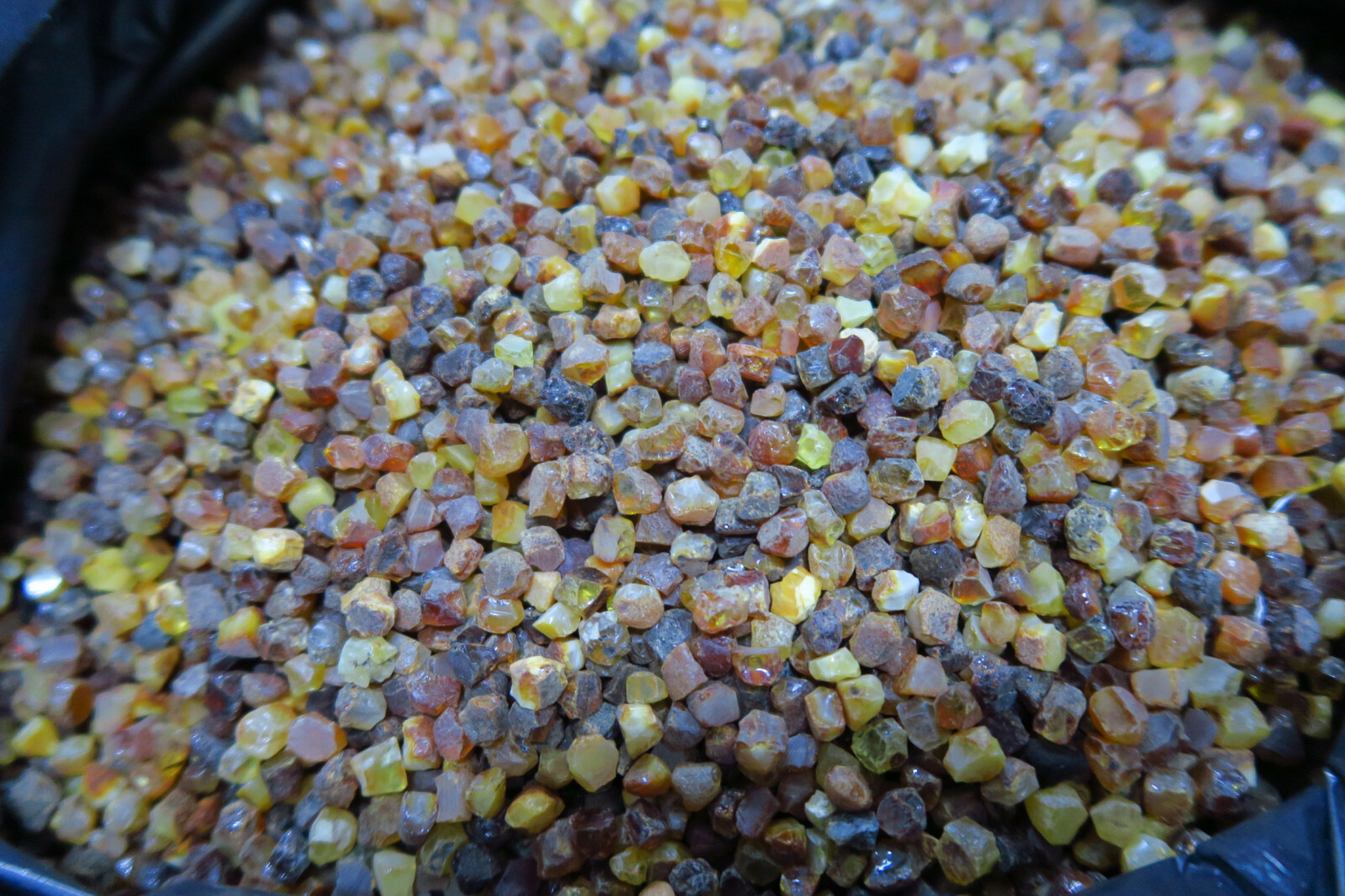 NEADJUDECAT - LOT 10 – 20 kg chihlimbar neprelucrat de diferite mărimi si culori