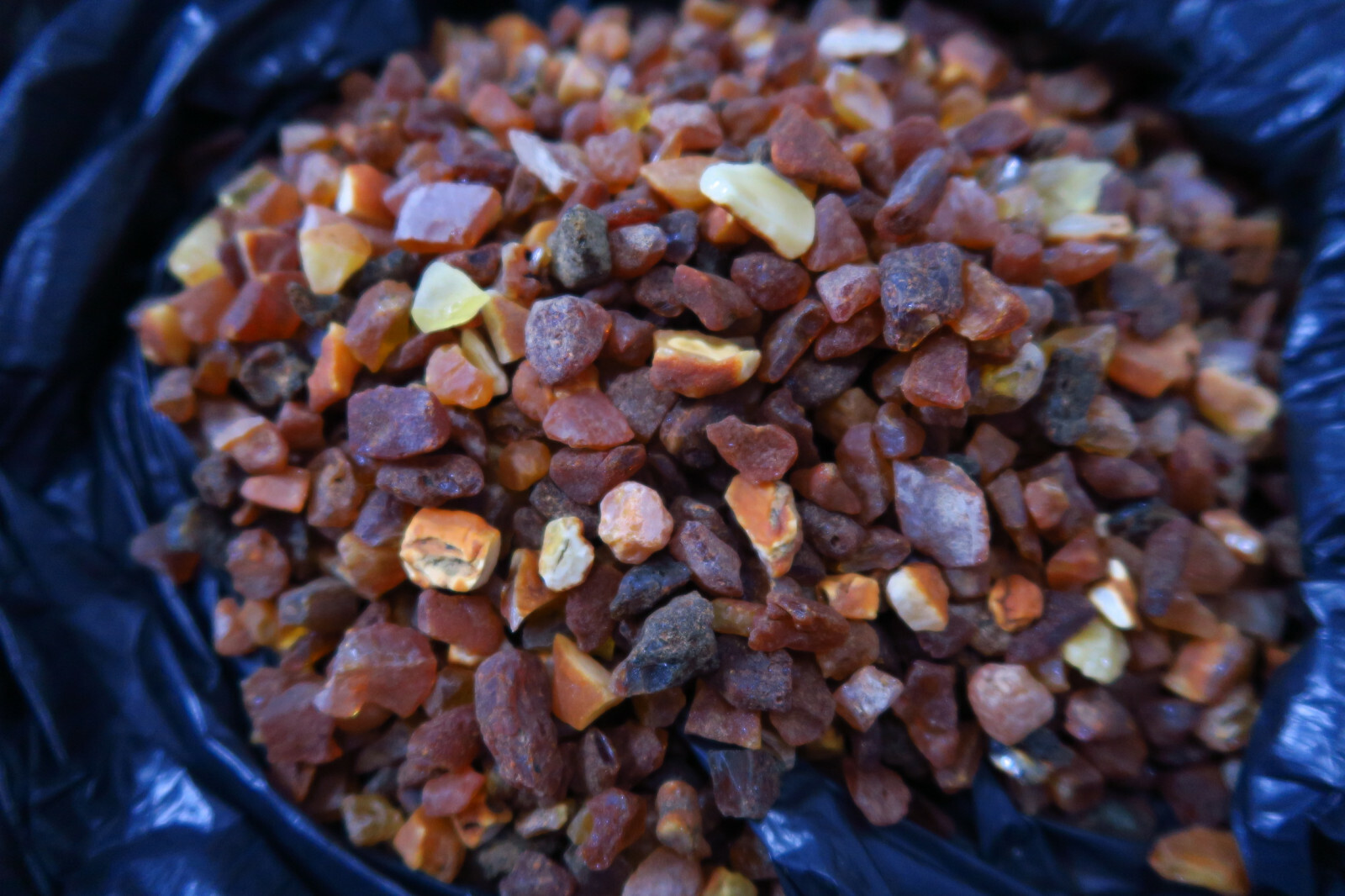 NEADJUDECAT - LOT 13 – 15 kg chihlimbar neprelucrat de diferite mărimi și culori