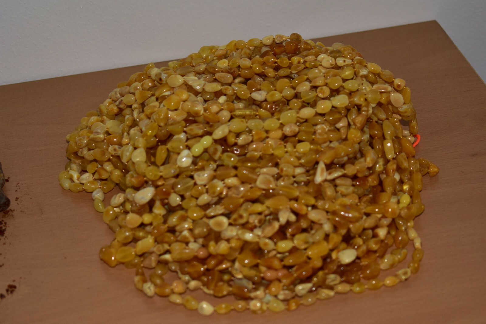 NEADJUDECAT LOT 22 – 7,5 kg chihlimbar prelucrat de diferite mărimi si culori, a treia licitație