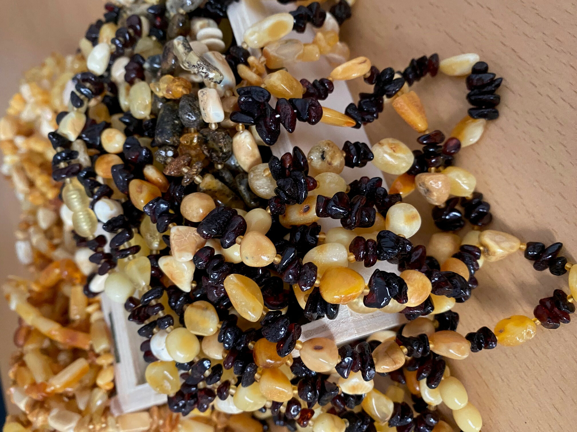 NEADJUDECAT/LOT 22.1 – 1 kg chihlimbar prelucrat de diferite mărimi si culori.