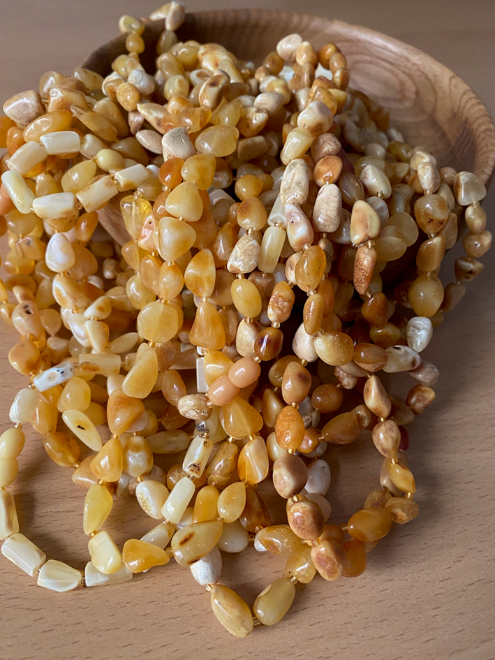 LOT 22.8 – 0,5 kg chihlimbar prelucrat de diferite mărimi si culori, a doua licitație