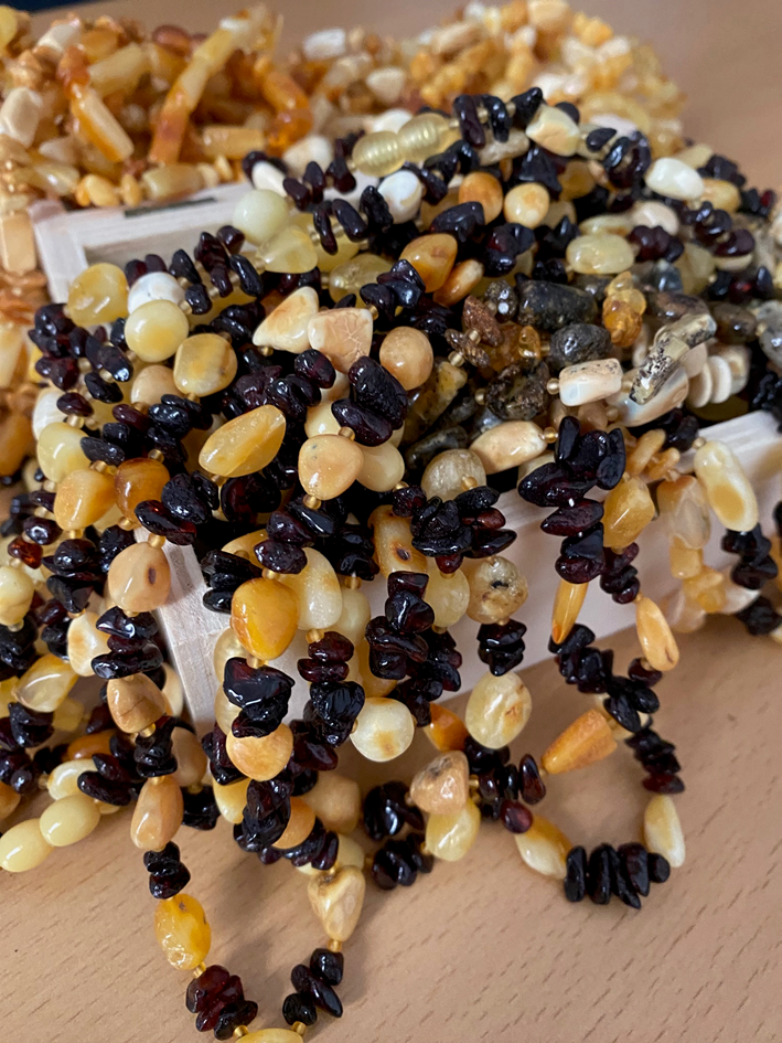 LOT 22.6 – 0,5 kg chihlimbar prelucrat de diferite mărimi si culori, a doua licitație