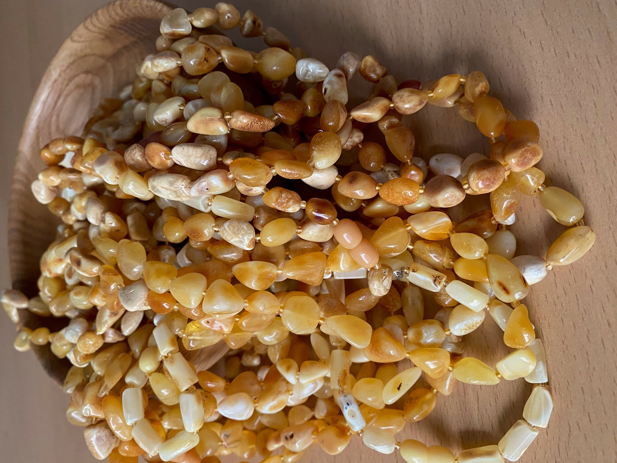 LOT 22.3 – 1 kg chihlimbar prelucrat de diferite mărimi si culori, a doua licitație