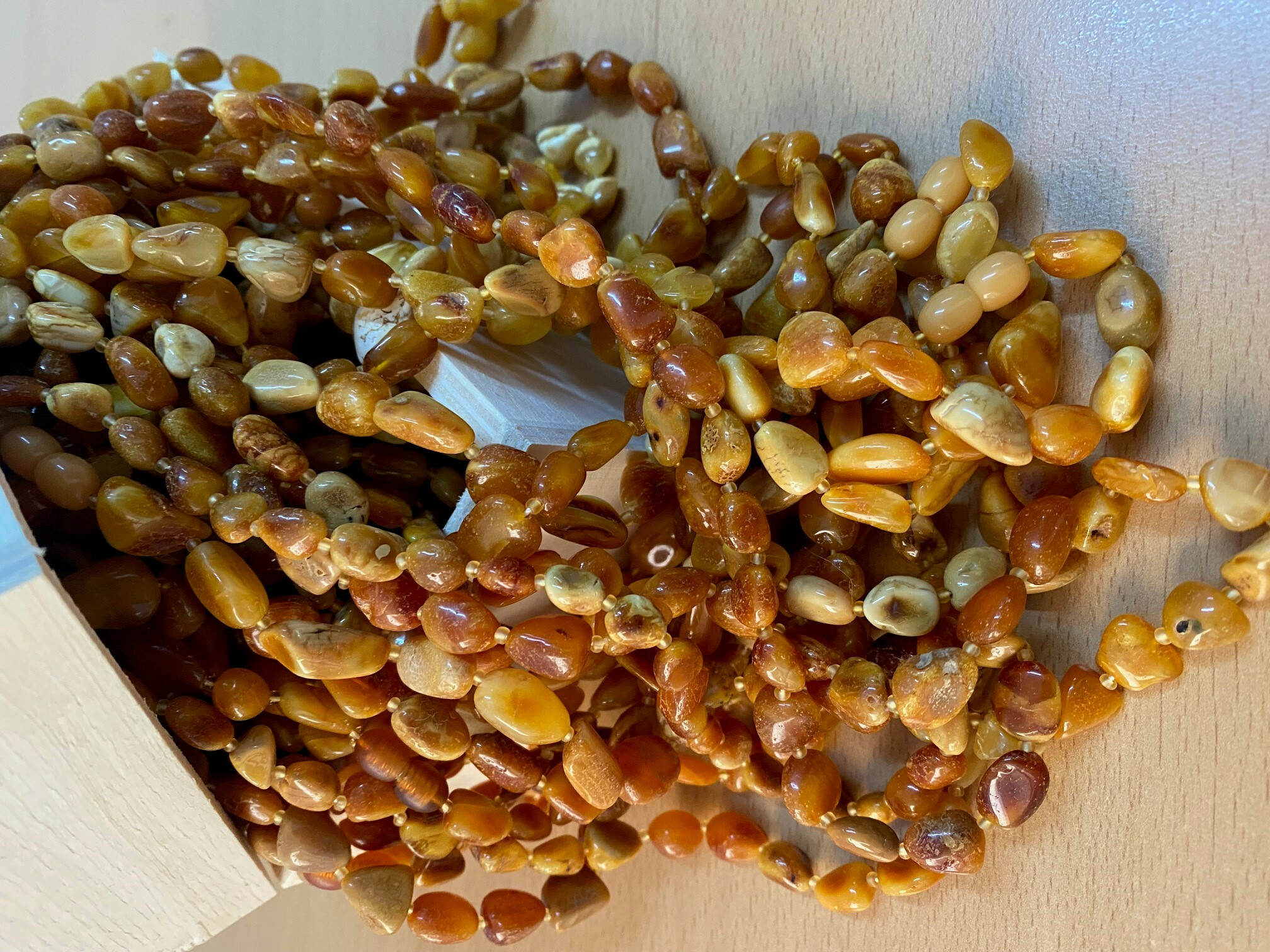 LOT 22.1 – 1 kg chihlimbar prelucrat de diferite mărimi si culori, a doua licitație