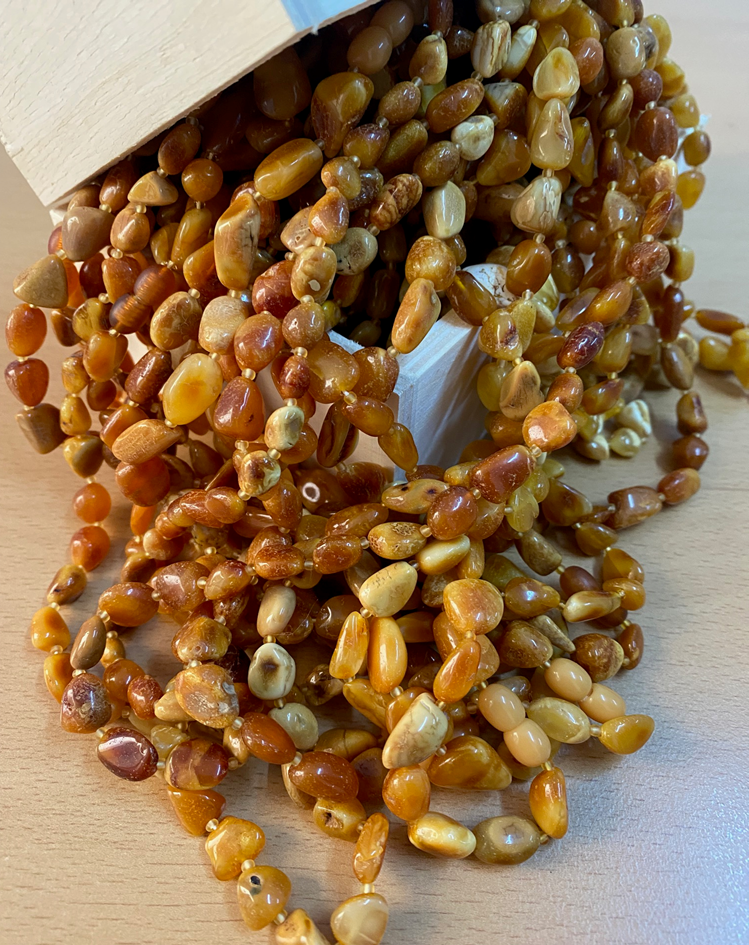 NEADJUDECAT/LOT 22.8 – 0,5 kg chihlimbar prelucrat de diferite mărimi si culori.