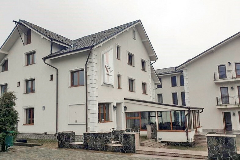 Imobil situat în localitatea Câmpulung, județul Argeș, teren intravilan, curți construcții