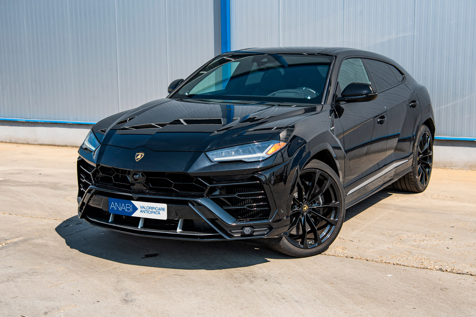 NEADJUDECAT Autovehicul marca	LAMBORGHINI Tipul URUS, a doua licitație